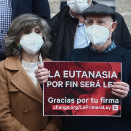 La exministra de Sanidad y actual secretaria de Sanidad de la Comisión Ejecutiva Federal del PSOE, María Luisa Carcedo (i), junto a Ángel Hernández (que ayudó a morir a su mujer, enferma de esclerosis múltiple) (d) celebran, frente al Congreso de lo