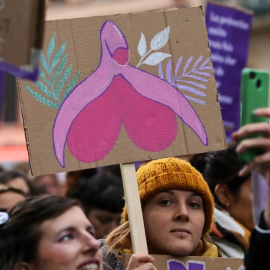 21/11/2021-Una manifestante sostiene una pancarta con el dibujo de un clítoris durante una manifestación organizada por "NousToutes" (Todas nosotras), un colectivo feminista francés, contra la violencia sexista y sexual en Toulouse el 21 de noviembre d