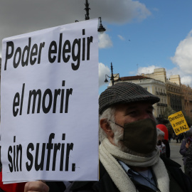 Un hombre con un cartel en el que se lee: `Poder elegir el morir sin sufrir´ durante una concentración de Derecho a Morir Dignamente en la Puerta del Sol, en Madrid (España), a 18 de marzo de 2021.