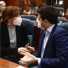 La diputada de Más Madrid en la Asamblea de Madrid, Mónica García, conversa con el portavoz de Más Madrid en la Asamblea de Madrid, Pablo Gómez Perpinyà, durante una sesión extraordinaria en la Asamblea de Madrid (España), a 21 de enero de 2021.