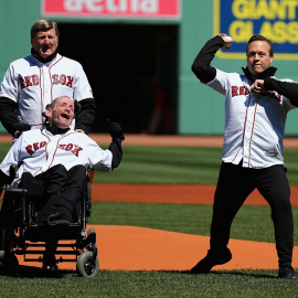 Rick y Dick Hoyt en la presentación de un partido de baseball.