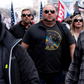 Alex Jones, el creador del podcast 'Infowars' durante una manifestación en favor de Donald Trump.