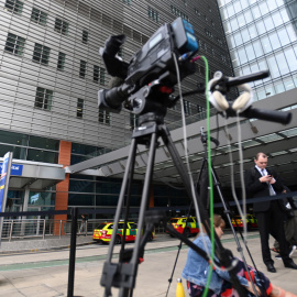 Imagen de las cámaras apuntando a la entrada del hospital Royal London, en Londres, donde se encontraba Archie, el pequeño fallecido este sábado.