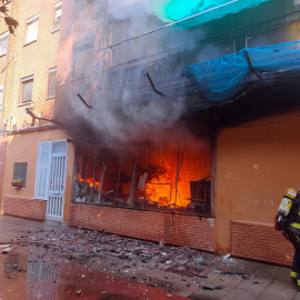 Les flames en l'incendi d'un local a Sant Adrià de Besòs que ha deixat 13 persones ferides per inhalació de fum.