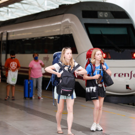 Viajeros salen de un tren de largo recorrido este viernes en la estación de Renfe de Bilbao.