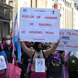 Decenas de personas se han concentrado este sábado frente al Ministerio de Igualdad para demandar la aprobación urgente de la ley estatal trans, convocada por la asociación "Orgullo Crítico Madrid", entre otras. Esta concentración se enmarca en las m