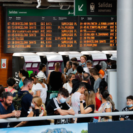 Aglomeraciones este lunes en la estación de Puerta de Atocha de Madrid debido a los retrasos en los trayectos de la línea de alta velocidad Madrid-Barcelona-Figueres por robo de material.