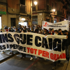 La manifestació de Barcelona passant per un dels carrers del barri del Raval.