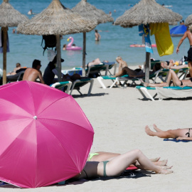 (5/8/22) Varias personas se bañan y toman el sol en una playa de Palma de Mallorca, a 5 de agosto de 2022.