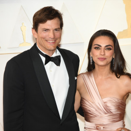 El actor Ashton Kutcher, junto a su mujer, la también actriz Mila Kunis en la gala de los Oscar.