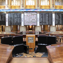 Vista del patio de negociación de la Bolsa de Madrid, con los paneles informativos que muestran la evolución del mercado. EFE/ Ana Bornay