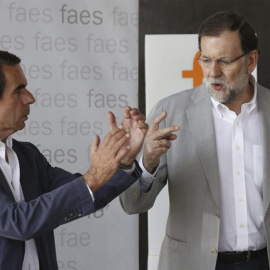 28/01/2020.- Los exdirigentes del Partido Popular y expresidentes del Gobierno, José María Aznar (i) y Mariano Rajoy (d)./ Juan Carlos Hidalgo (EFE)