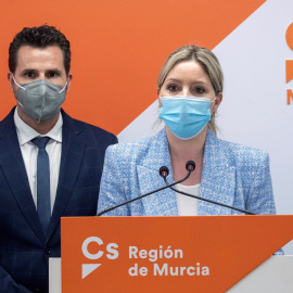 La coordinadora de Ciudadanos en la Región de Murcia y candidata a presidir la Comunidad de Murcia Ana Martínez Vidal acompañada por el portavoz del grupo municipal en el Ayuntamiento de Murcia Mario Gómez este viernes durante de la rueda de prensa qu