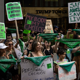 En esta foto de archivo tomada el 9 de julio de 2022, activistas por el derecho al aborto protestan contra el fallo sobre el derecho al aborto de la Corte Suprema, en Nueva York. Cuando la Corte Suprema de los Estados Unidos anuló el derecho nacional al 