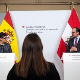 La ministra de Asuntos Exteriores española, Arancha González Laya, habla junto al ministro de Asuntos Exteriores de Austria, Alexander Schallenberg, durante una conferencia de prensa conjunta después de una reunión en el Ministerio de Relaciones Exter