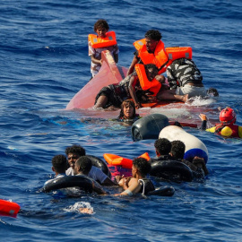 11/08/2022. Las personas que han sufrido el accidente en el Mar Mediterráneo esperan a ser rescatadas, a 11 de agosto de 2022.