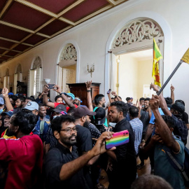 Los manifestantes aplauden dentro de las instalaciones de la residencia oficial del presidente en Colombo, Sri Lanka, el 9 de julio de 2022.