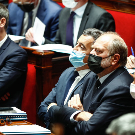 El ministro de Justicia francés Eric Dupond-Moretti (a la derecha), el ministro del Interior francés Gerald Darmanin (en el centro) y el portavoz del gobierno francés Olivier Veran (a la izquierda).- EFE/EPA/Mohammed Badra