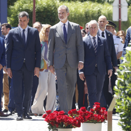 10/07/2022 El rey Felipe VI y el presidente del Gobierno, Pedro Sánchez, durante la ofrenda floral en Ermua, en la conmemoración del 25 aniversario del secuestro y asesinato del concejal del PP Miguel Ángel Blanco por ETA