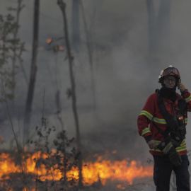 Bomberos combatiendo el incendio de Cruzinha, Portugal