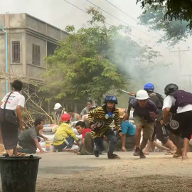 Manifestantes se ponen a cubierto tras el ataque de las fuerzas armadas este domingo en Monywa (Myanmar). - Reuters