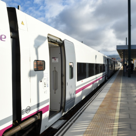 (23/6/22) El tren comercial en la Línea de Alta Velocidad de Extremadura, a 23 de junio de 2022, en Plasencia, Cáceres.