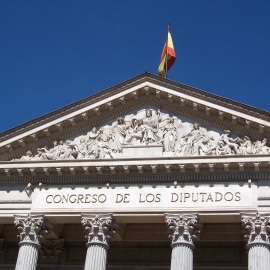 Foto del exterior del Congreso de los Diputados desde abajo.