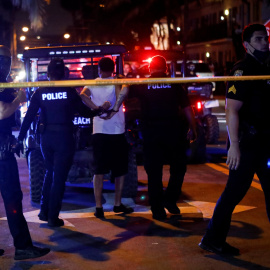 Agentes de la Policía detienen a un hombre por no cumplir el toque de queda impuesto, en Miami Beach. - Reuters