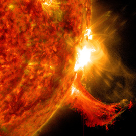 Llamarada solar y erupción de partículas saliendo del Sol. Por suerte, las interferencias geomagnéticas que provoca no siempre llegan a nuestro planeta.