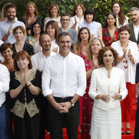 El presidente del Gobierno, Pedro Sánchez (c) posa para la foto de familia durante el Comité Federal extraordinario del PSOE que se celebra este sábado en la sede del partido.