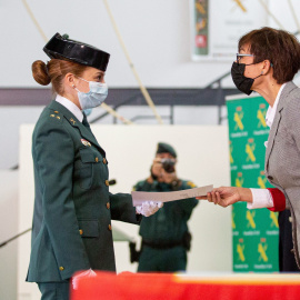 La directora general de la Guardia Civil, María Gámez (d), entrega el diploma a la primera mujer que ha completado con éxito esta formación, la teniente de la Guardia Civil María Sol Rodríguez (i), en la clausura del LI Curso de Adiestramientos Espe