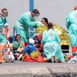 Dos mujeres y un hombre han muerto y otras 41 personas han sido rescatadas del mar con vida tras volcar una patera junto a la costa de Porís de Abona, en Tenerife, cuando una embarcación de rescate se disponía a recogerlos. En la imagen, varios niños 