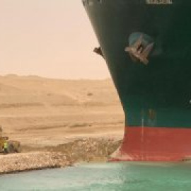 Continúan los esfuerzos para desencallar al buque Ever Given en el canal de Suez