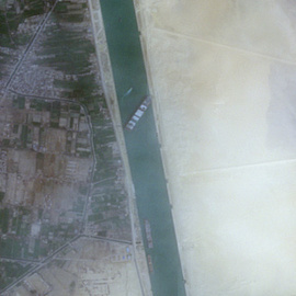 Una imagen de satélite distribuida por la Agencia Espacial Europea Copernicus Sentinel-2 Satellite Image a través de Maxar Technologies muestra el buque portacontenedores 'Ever Given' encallado en el Canal de Suez, Egipto, el 24 de marzo de 2021.