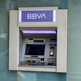 Un cajero del Banco BBVA el mismo día en el que Six Group abre la puerta a los miembros y participantes de las infraestructuras de la Bolsa española