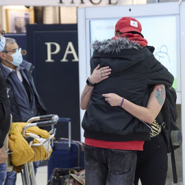 01/08/2022. Dos personas se abrazan en el aeropuerto Adolfo Suárez, Madrid-Barajas, a 5 de enero de 2022, en Madrid