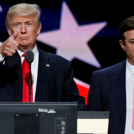 Paul Manafort, junto a Donald Trump durante un acto de campaña del magnate.