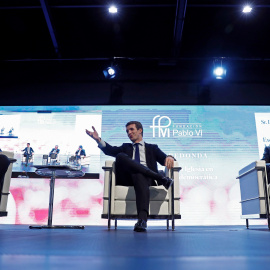 El presidente del PP, Pablo Casado, junto al rector de la Universidad de Comillas, Julio Luis Martínez, y al periodista Fernando Ónega, durante su participación en una mesa redonda sobre 'El papel de la Iglesia en una sociedad democrática' en una jorn