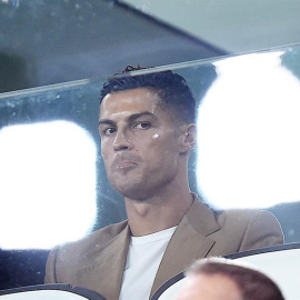 02/10/2018.- El jugador de Juventus Cristiano Ronaldo observa el juego desde las gradas hoy, martes 2 de octubre de 2018, durante un partido de la fase de grupos de la Liga de Campeones de la UEFA entre Juventus FC y BSC Young Boys Bern, en el estadio All