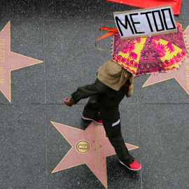 Una de las manifestantes de la marcha convocada por el movimiento #MeToo en Hollywood (Los Angeles, California, EEUU). REUTERS/Lucy Nicholson