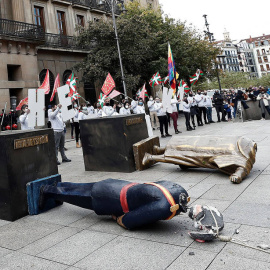 Acto de Sortu con las estatuas decapitadas sobre el suelo.