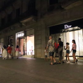 Aparadors amb les llums enceses al Passeig de Gràcia de Barcelona.