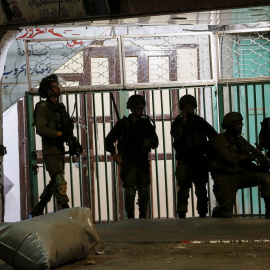 Miembros de las fuerzas israelíes en Hebrón, en la Cisjordania ocupada, durante una protesta de palestinos por la tensión en Jerusalén. REUTERS / Mussa Qawasma