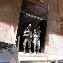 Dos agentes vigilan la entrada de la iglesia de Abu Sefein, donde se produjo el incendio que se cobró la vida de al menos 41 personas.