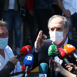 Ángel Gabilondo ofrece declaraciones a los medios a su salida del Hospital Ramón y Cajal tras recibir el alta hospitalaria.