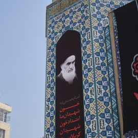 Retrato del ayatolá iraní Ruholá Jomeiní en el santuario Saleh, Irán.