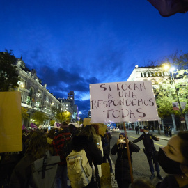 Un grupo de personas participa en una manifestación convocada por Movimiento Feminista contra la violencia machista el pasado 25 de noviembre de 2021 en Madrid.