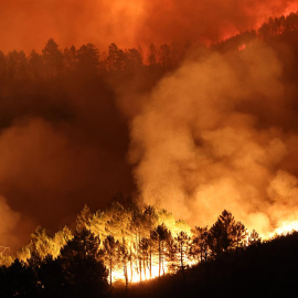 Vista del incendio que arrasa los alrededores de la localidad de Campobecerros, Ourense, en la madrugada de este lunes 15 de agosto de 2022.