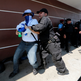 Un policía nicaragüense empuja a un manifestante de la manifestación denominada "Unidos por la libertad" contra el presidente Daniel Ortega que tuvo lugar en Managua esta misma semana. | Oswaldo Rivas / Reuters