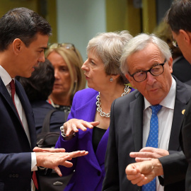 El presidente del Gobierno, Pedro Sánchez, conversa con la primera ninistra británica, Theresa May, antes del comienzo de la cumbre de la UE, junto al presidente de la Comisión Europea Jean-Claude y el primer ministro holandés Mark Rutte. REUTERS/Toby